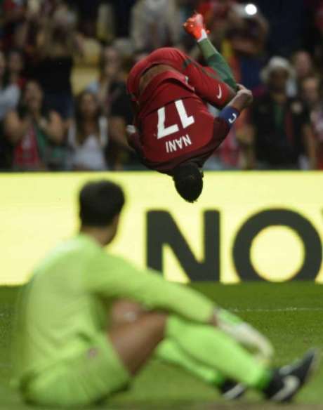 LANCE! Nani comemora o gol que abriu o placar (Foto: Miguel Riopa / AFP)