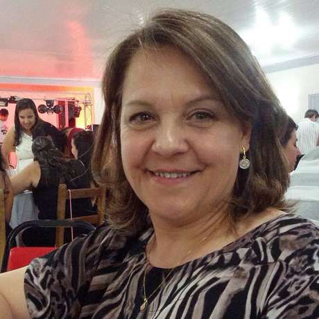 Dione está aproveitando a solteirice para ficar em casa e fazer as coisas que gosta Dione está aproveitando a solteirice para ficar em casa e fazer as coisas que gosta