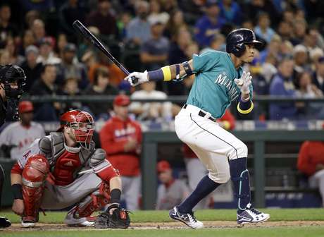 Ketel Marte, de los Marineros de Seattle, pega un sencillo ante el catcher de los Angelinos de Los Ángeles Jett Bandy en el segundo inning del juego de la MLB que enfrentó a ambos equipos el 2 de septiembre de 2016, en Seattle.