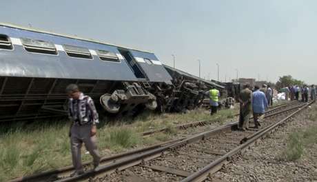 Esta toma de un video de AP muestra a rescatistas en el lugar donde un tren se descarriló el miércoles 7 de septiembre del 2016, en Al-Ayat, al sur de El Cairo, Egipto. El tren se salió de las vías y dejó al menos cinco muertos.