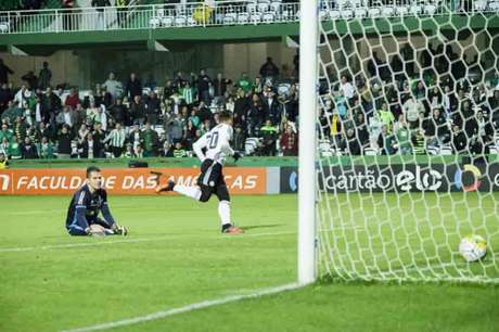 LANCE! Raphael Veiga foi um dos principais nomes do Coritiba (Foto: Guilherme Artigas/Fotoarena/Lancepress!)