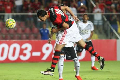 Damião finaliza em lance que deu origem ao primeiro gol (Gilvan de Souza / Flamengo)#