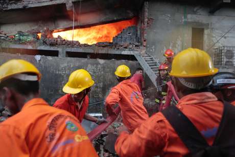 Bomberos trabajan para controlar las llamas en una fbrica de embalajes en la zona industrial de Tongi, en las afueras de Dacca, Bangladesh, el 10 de septiembre de 2016. El incendio estuvo provocado por la explosin de una caldera en la factora.