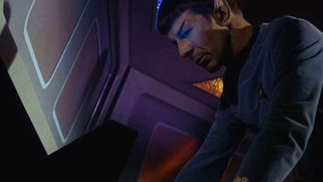 CBS/GETTY Spock usava uma espécie de USB para baixar dados no computador