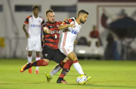 Diego foi muito bem marcado na partida deste sábado, no Barradão (Foto: Romildo de Jesus/Lancepress!)