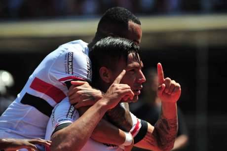 LANCE! Chavez comemora o gol que abriu o placar para o São Paulo (Foto:Maurício Rummens/Lancepress!)