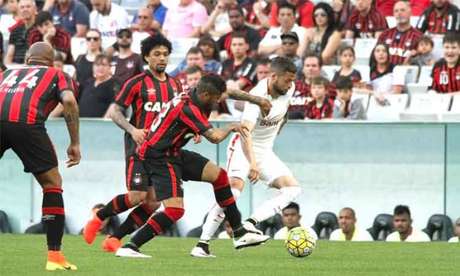 LANCE! Apesar de ter sofrido um gol no primeiro minuto do jogo, Atlético-PR demonstra força e vira em cima do Inter (Foto: Guilherme Artigas/Fotoarena/LANCE!Press)