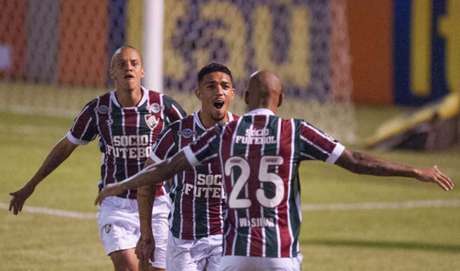 Vibra, Douglas! Volante foi o responsável por empatar o jogo em Édson Passos (Foto: Armando Paiva/AGIF) Vibra, Douglas! Volante foi o responsável por empatar o jogo em Édson Passos (Foto: Armando Paiva/AGIF)