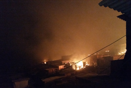 O incêndio destruiu muitas moradias na Ocupação Esperança, mas não há registro de vítimas entre os moradores