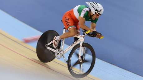 Atleta quebrou o pescoço ao sair da pista e bater em uma mureta Atleta quebrou o pescoço ao sair da pista e bater em uma mureta