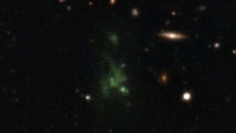 A radiação ultravioleta da Lyman-alpha aparece em verde, após ser "esticada" pela expansão do Universo em sua longa jornada para Terra A radiação ultravioleta da Lyman-alpha aparece em verde, após ser "esticada" pela expansão do Universo em sua longa jornada para Terra