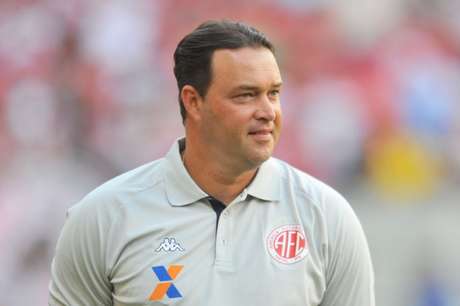 Roberto Fernandes chega para evitar o rebaixamento do Paraná. (Foto: Antonio Carneiro/ LANCE!Press) Roberto Fernandes chega para evitar o rebaixamento do Paraná. (Foto: Antonio Carneiro/ LANCE!Press)