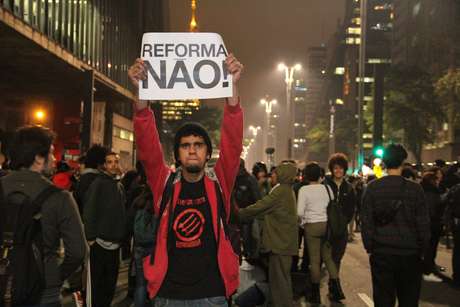 Professores e estudantes participam de protesto contra a reforma do Ensino Médio, na Avenida Paulista