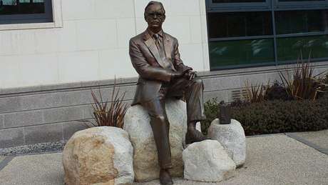 Frank Pantridge foi homenageado com estátua em Lisburn, onde estudou