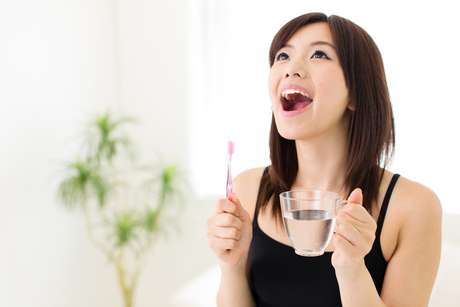 takayuki / Shutterstock Beber água ao acordar rompe todo esse processo de estagnação bucal, umedece as mucosas antes ressecadas e reidrata o organismo, estimulando as glândulas salivares a retomar a produção normal de saliva