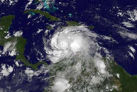 Agência Brasil A força dos ventos do Matthew poderá chegar à velocidade de 250 quilômetros por hora na costa norte-americana - Imagem do National Oceanic and Atmospheric Administration (NOAA)