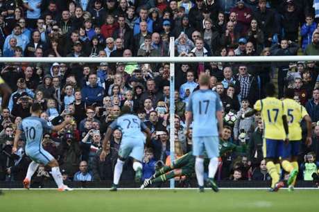 Stekelenburg pega pênalti de Agüero no segundo tempo (Foto: Oli Scarff / AFP) Stekelenburg pega pênalti de Agüero no segundo tempo (Foto: Oli Scarff / AFP)