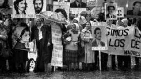 Las madres de la Plaza de Mayo fue la primera organización civil que denunció la desaparición de jóvenes durante el régimen militar en Argentina.