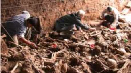 Abertura de covas onde estariam vítimas assassinadas foi feita com técnicas usadas na arqueologia para não danificar ossadas