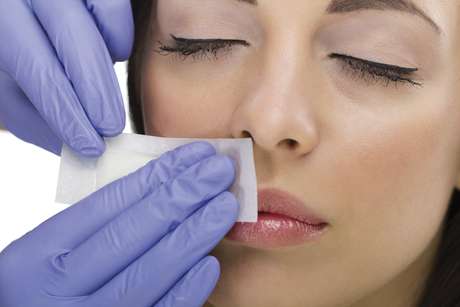 iStock La depilación con cera en casa es una forma económica de decirle adiós al vello facial.