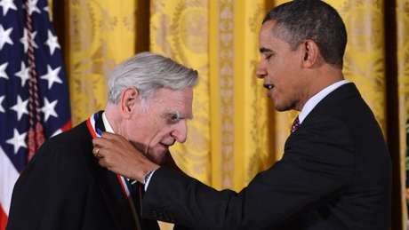 Em 2013, o presidente Barack Obama condecorou Goodenough com a Medalha Nacional de Ciência pela invenção das baterias de lítio
