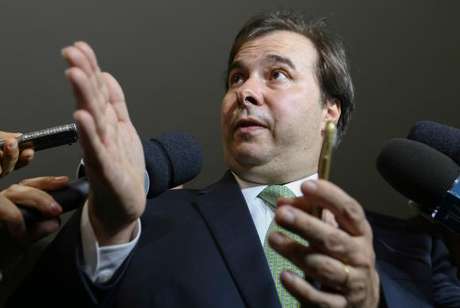 Resultado de imagem para rodrigo maia no celular