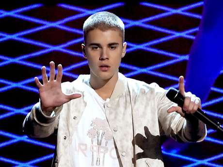 Justin Bieber abandona palco após ser vaiado por pedir silêncio aos fãs
