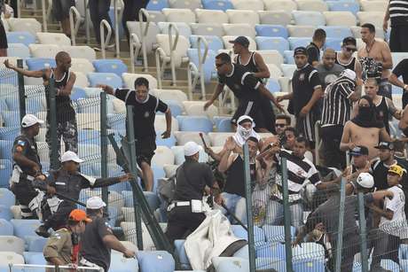 Além disso, determinou o fechamento do setor norte da Arena Corinthians até que haja decisão de uma comissão disciplinar do órgão