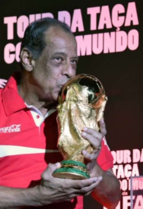 Em 2014, Carlos Alberto Torres repetiu o mítico beijo na taça da Copa. Capita morreu em outubro de 2016 Em 2014, Carlos Alberto Torres repetiu o mítico beijo na taça da Copa. Capita morreu em outubro de 2016