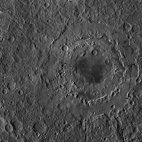Oriental é a maior cratera da Lua. Foi formada há 3,8 mil anos e tem diâmetro de 930 quilômetros Oriental é a maior cratera da Lua. Foi formada há 3,8 mil anos e tem diâmetro de 930 quilômetros