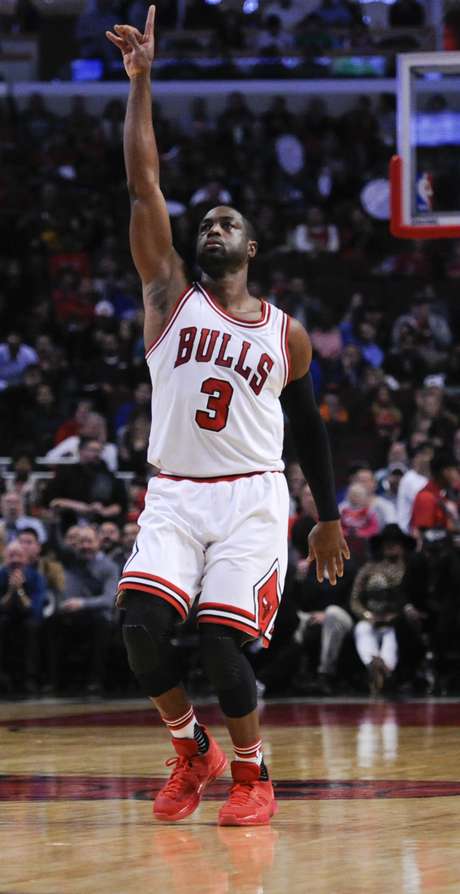 Dwyane Wade, de los Bulls de Chicago, festeja luego de anotar su primera canasta en la temporada regular con su nuevo equipo