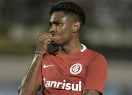 Rubro-negros e colorados "disputam" Vitinho nas redes sociais do jogador