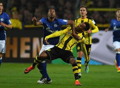 Um dos brasileiros do Schalke 04, Naldo faz marcação cerrada em cima de Aubameyang, um dos destaques do Borussia Dortmund (Foto: Patrik Stollarz / AFP) Um dos brasileiros do Schalke 04, Naldo faz marcação cerrada em cima de Aubameyang, um dos destaques do Borussia Dortmund (Foto: Patrik Stollarz / AFP)