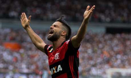 Em reencontro com Robinho, Diego tentou "mexer" com amigo: "Falei que ia bater no meio"
