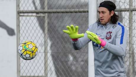 Timão inicia semana de clássico com Walter fora e trio provável em campo