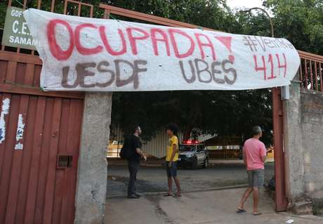 Alunos ocupam Colégio de Samambaia em ato contra a reforma do ensino médio, a escola tem 1,7 mil alunos e a aula foi cancelada.