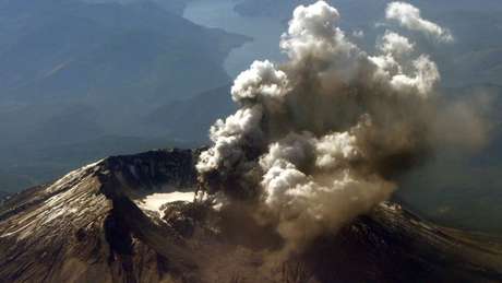 Getty Images O Monte Santa Helena fica no estado de Washington e forma parte de um arco vulcânico que se estende desde o norte da Califórnia até Columbia Britânica, no Canadá.