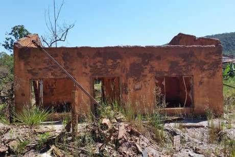 Um ano depois da tragédia, atingidos pela lama ainda não sabem quando serão indenizados. Casa em Bento Rodrigues foi destruída após rompimento da barragem