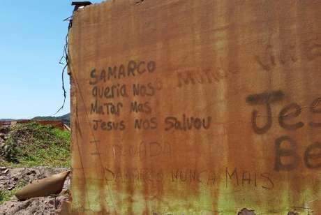 Pichações em muros de antigas casas de Bento Rodrigues trazem mensagens de moradores 