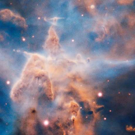 ESO: "Há uma clara relação entre a quantidade de radiação ionizante emitida pelas estrelas próximas e a dissipação dos pilares" ESO: "Há uma clara relação entre a quantidade de radiação ionizante emitida pelas estrelas próximas e a dissipação dos pilares"
