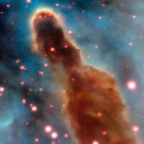 Região R18 da nebulosa de Carina: pontos rosa são estrelas que ainda estão dentro da nuvem de poeira original Região R18 da nebulosa de Carina: pontos rosa são estrelas que ainda estão dentro da nuvem de poeira original