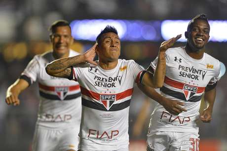 Cueva comemora o gol que abriu a goleada do São Paulo sobre o Corinthians, no Morumbi