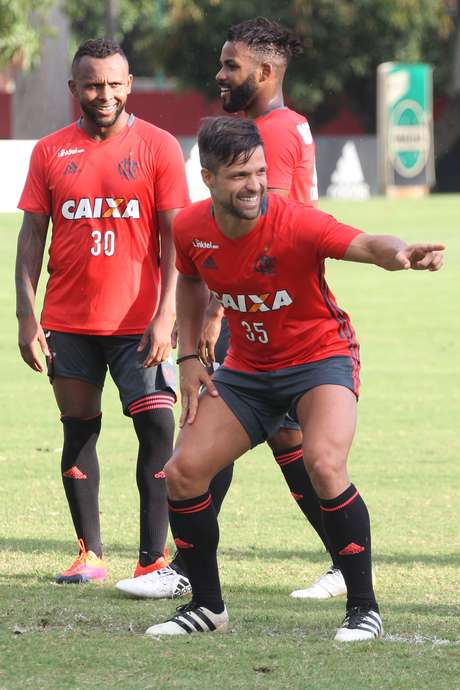 Diego participa de treino do Flamengo como preparao para o jogo contra o Amrica-MG