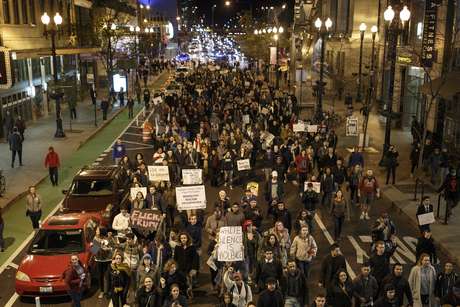 Milhares de manifestantes protestaram contra a eleição de Donald Trump em Chicago