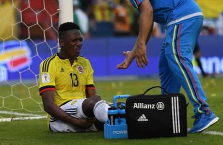 Mina sentiu o posterior da coxa esquerda no jogo contra o Chile, pelas Eliminatórias (Foto: Luis Acosta / AFP) Mina sentiu o posterior da coxa esquerda no jogo contra o Chile, pelas Eliminatórias (Foto: Luis Acosta / AFP)