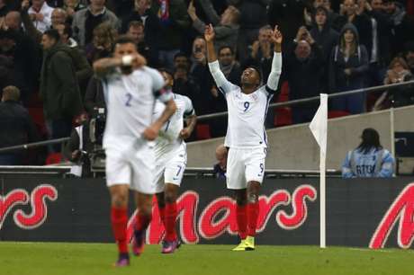Sturridge abre o placar e agradeceu aos céus em Wembley (Ian Kington / AFP) Sturridge abre o placar e agradeceu aos céus em Wembley (Ian Kington / AFP)