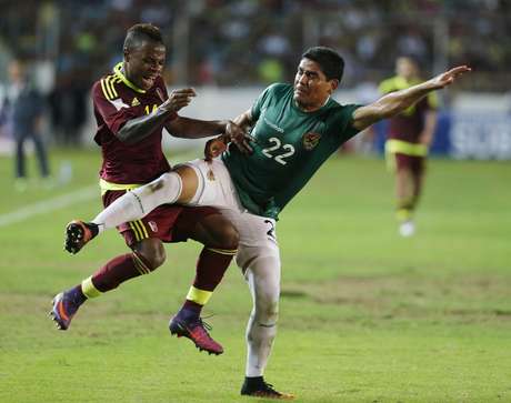 Jhon Murillo de Venezuela, izquierda, disputa un balón con Edward Zenteno de Bolivia durante un partido de las eliminatorias mundialistas en Maturín, Venezuela, el jueves 10 de noviembre de 2016.