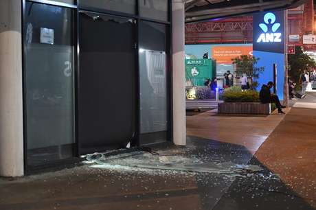 Em  Wellington, vidros de um estabelecimento se quebraram durante o terremoto
