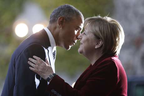 La canciller alemana Angela Merkel recibe al presidente estadounidense Barack Obama en la cancillería en Berlín, jueves 17 de noviembre de 2016. Alemania es la última escala europea de Obama en su viaje final al exterior como presidente.