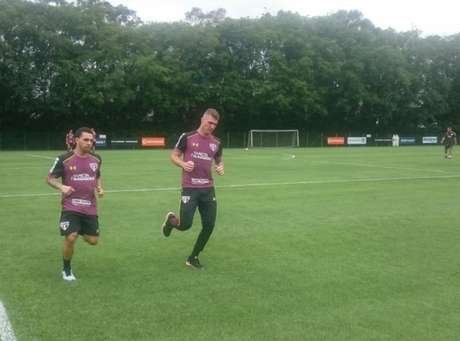 Wellington Nem correu em volta do gramado ao lado de Lyanco (Foto: Guilherme Amaro)